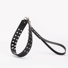 Collier à rivets en cuir