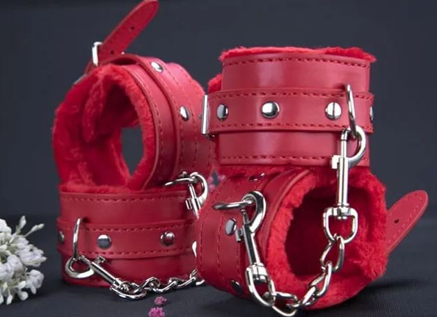 Kit de bondage en cuir rouge passionné