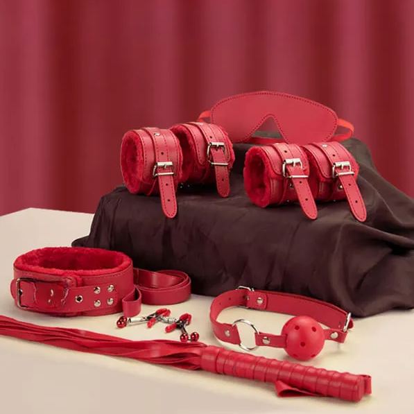 Kit de bondage en cuir rouge passionné